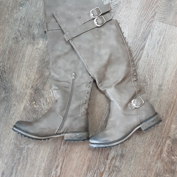 Shoes - NWOB GRAY/TAUPE TALL RIDING BOOT 8